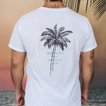 Model trägt weißes UV-T-shirt mit Palmenprint Rückenansicht Andrew&Cole