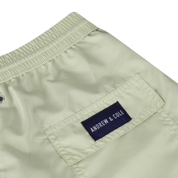 Olivgrüne Badeshorts Nahansicht mit Logo Andrew&Cole