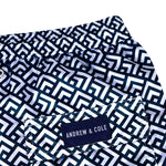 Dunkelblaue Badeshorts mit Muster Nahansicht mit Logo Andrew&Cole