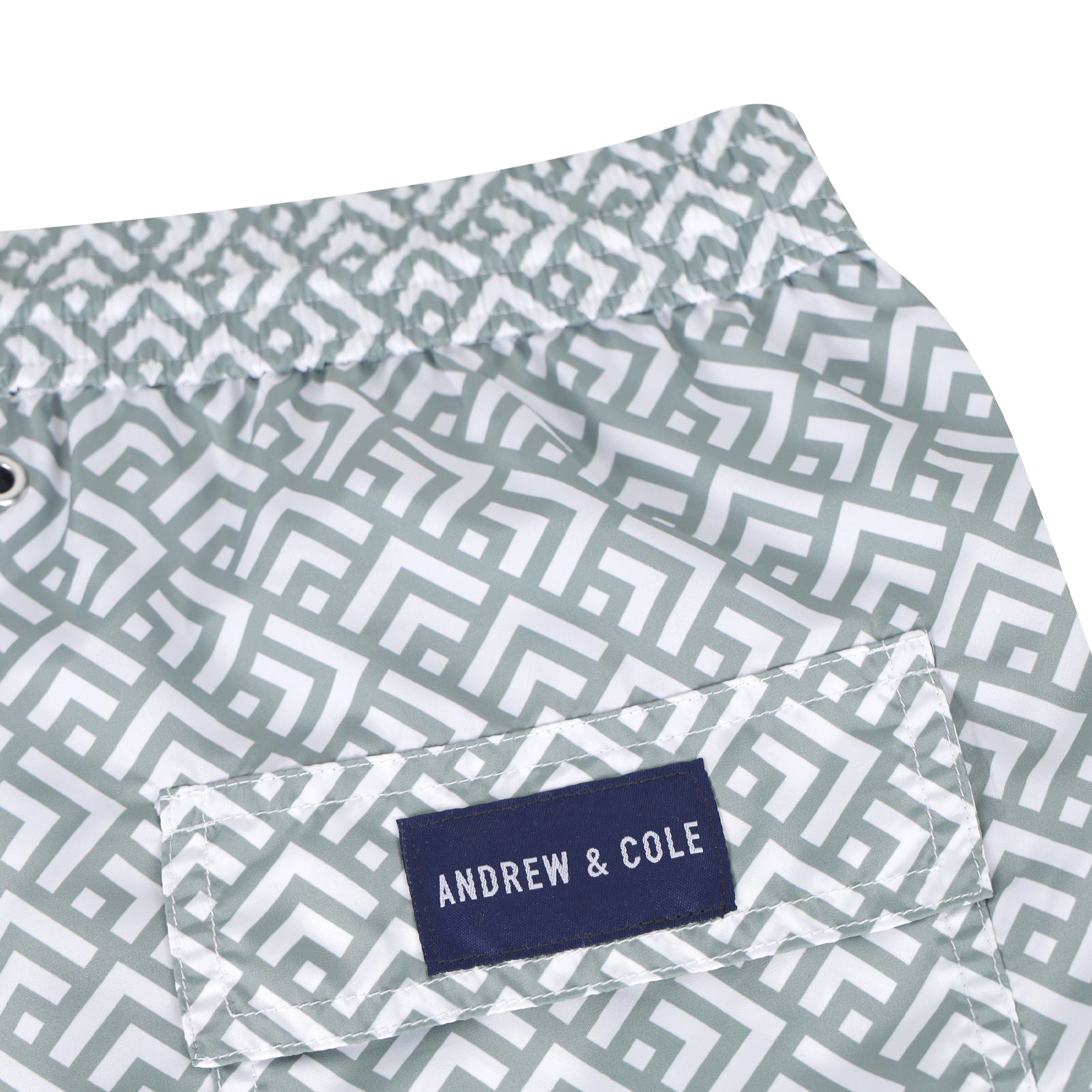 Olivgrüne Badeshorts mit Muster Nahansicht mit Logo Andrew&Cole