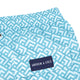 Hellblaue Badeshorts mit Muster Nahansicht mit Logo Andrew&Cole