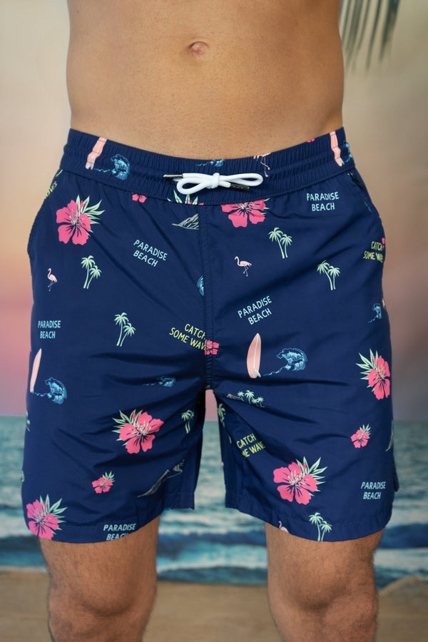 Model trägt dunkelblaue Badeshorts mit Muster Frontansicht Andrew&Cole