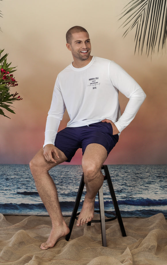Model trägt blaue Badeshorts Frontansicht Andrew&Cole