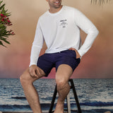Model trägt weißes UV- Langarmshirt mit Logo Andrew&Cole