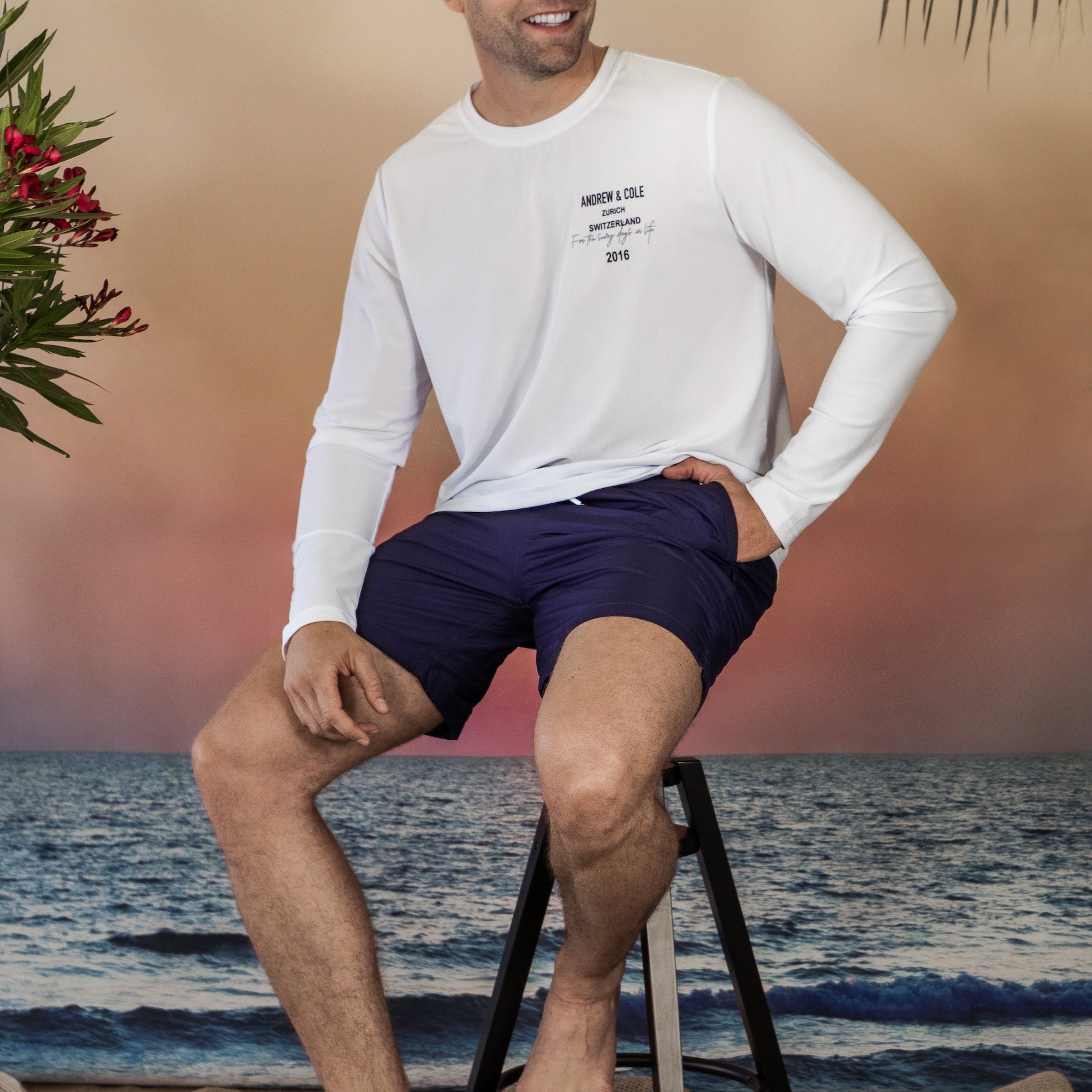 Model trägt weißes UV- Langarmshirt mit Logo Andrew&Cole