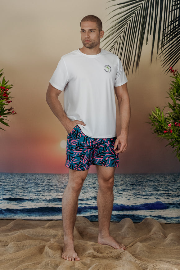 Model trägt Badeshorts mit Muster Frontansicht Andrew&Cole