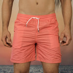 Model trägt Coral Badeshorts Frontansicht Andrew&Cole