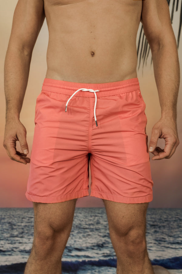 Model trägt Coral Badeshorts Frontansicht Andrew&Cole