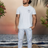 Model trägt weißes UV-T-shirt mit Palmenprint Frontansicht Andrew&Cole