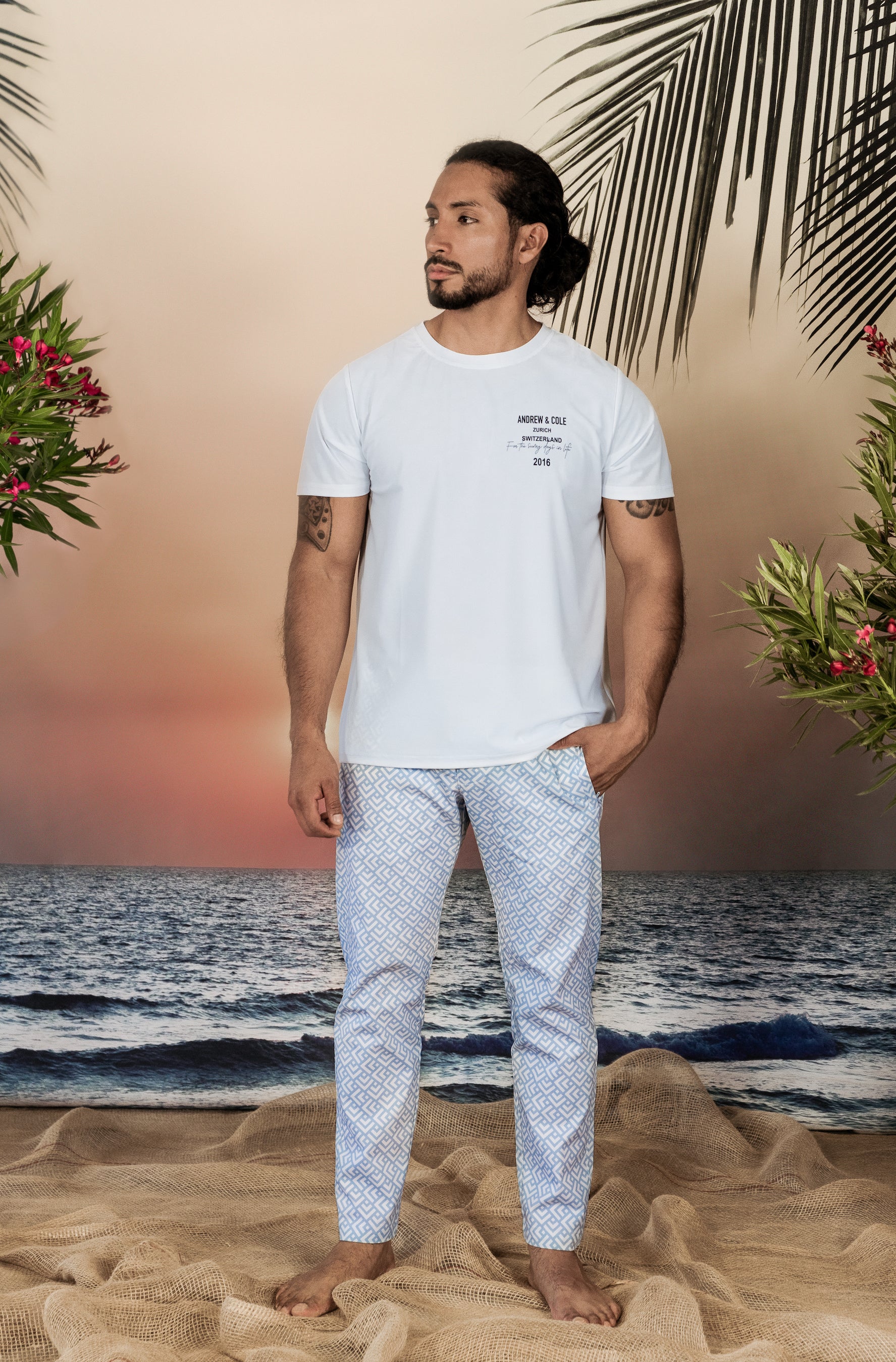 Model trägt weißes UV-T-shirt mit Palmenprint Frontansicht Andrew&Cole