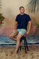 Model trägt olivgrüne Badeshorts Andrew&Cole