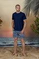 Model trägt Badeshorts mit Paisleymuster Andrew&Cole