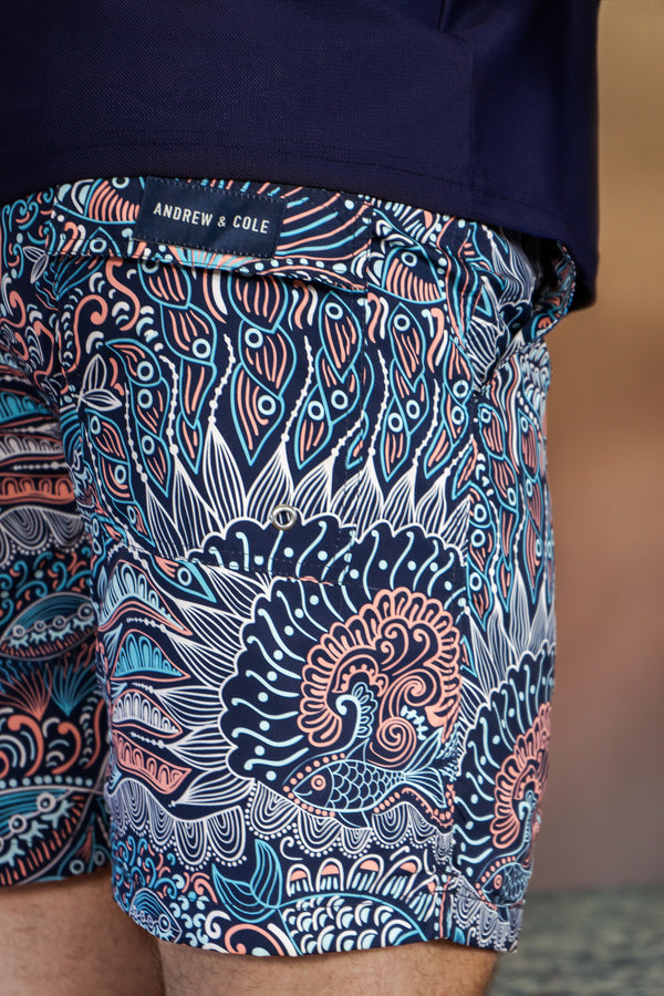 Model trägt Badeshorts mit Paisley Nahansicht Andrew&Cole