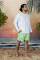 Model trägt hellgrüne Badeshorts Andrew&Cole