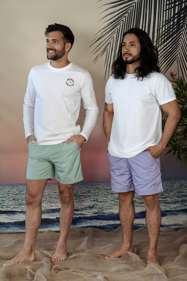 Model trägt weißes Langarmshirt Andrew&Cole