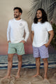 Model trägt weißes Langarmshirt Andrew&Cole