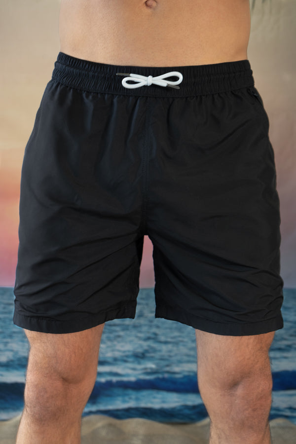 Model trägt schwarze Badeshorts Frontansicht Andrew&Cole